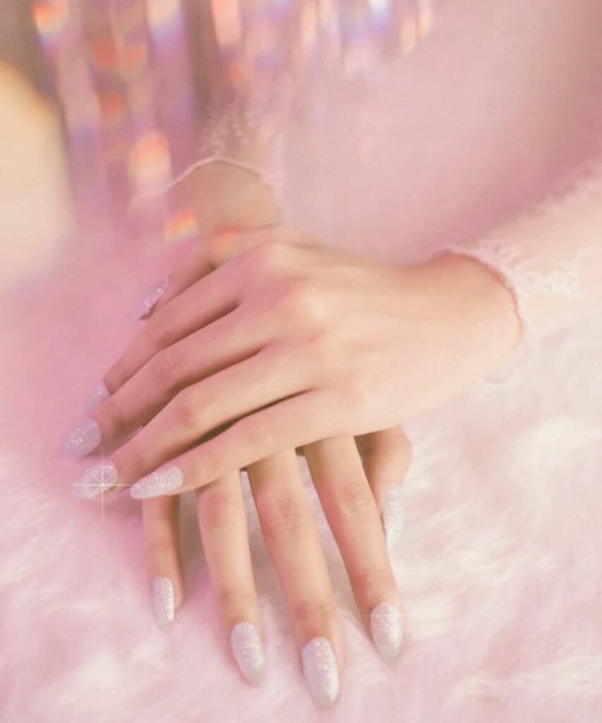 modne paznokcie i piękne dłonie